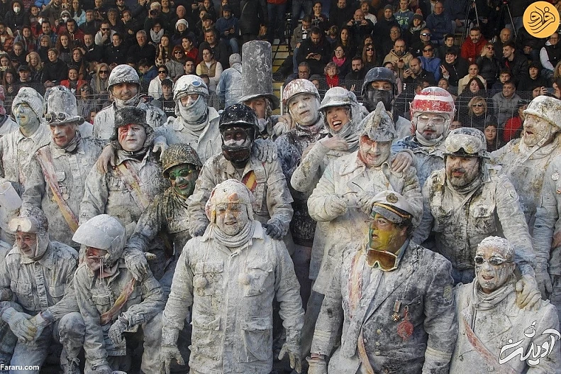 (ویدئو) جشنوارهای عجیب با پرتاب ۱۰ هزار تخم مرغ و ۶۰۰ کیلو آرد